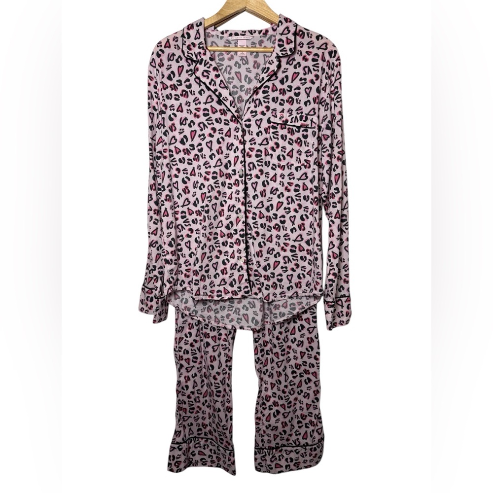 Victoria’s Secret 2 Piece Pajama Set
Pink Heart Print Size Medium Long